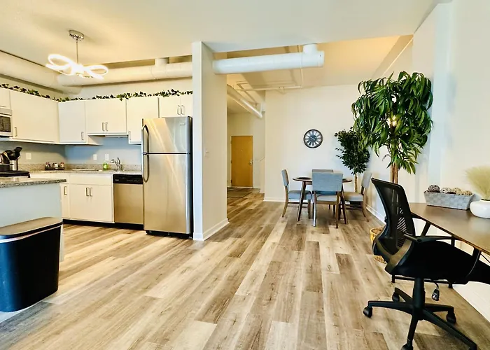 Downtown 2Br Penthouse Suite With Balcony And Direct Skybridge Access