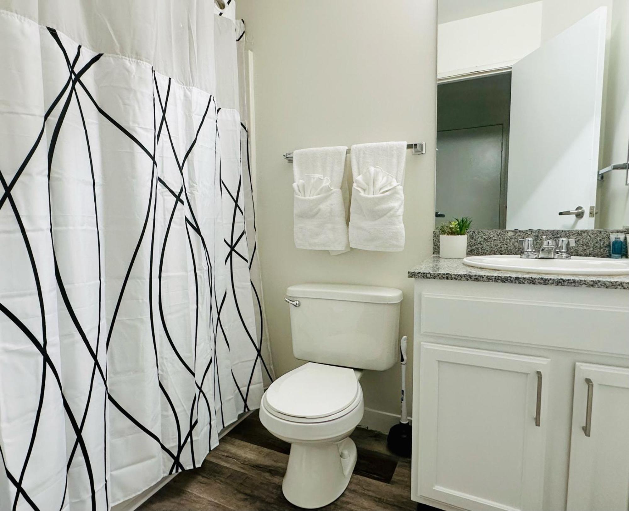 Downtown 2br Penthouse With Balcony And Direct Skybridge Access *